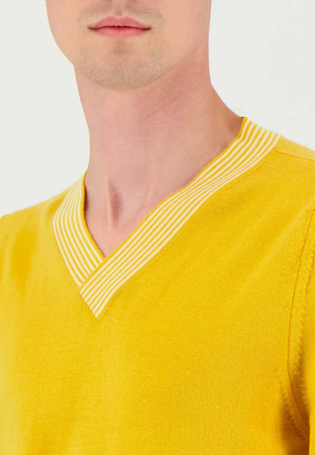 Pierre Talamon pull col V jaune maille