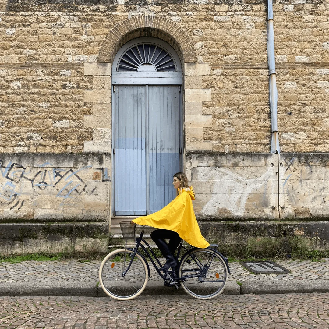 Le Temps des Grenouilles Cap Breton cape pluie vélo recyclée