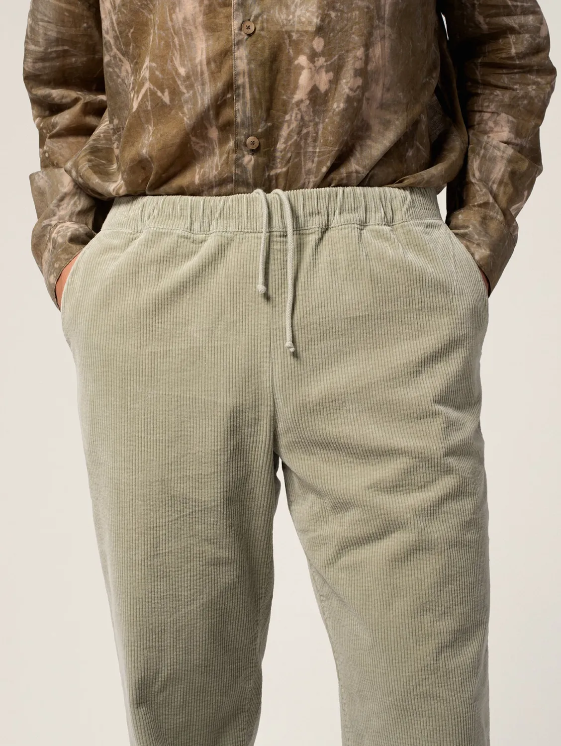 Cotelé Paris Lazy pantalon homme sauge velours bio