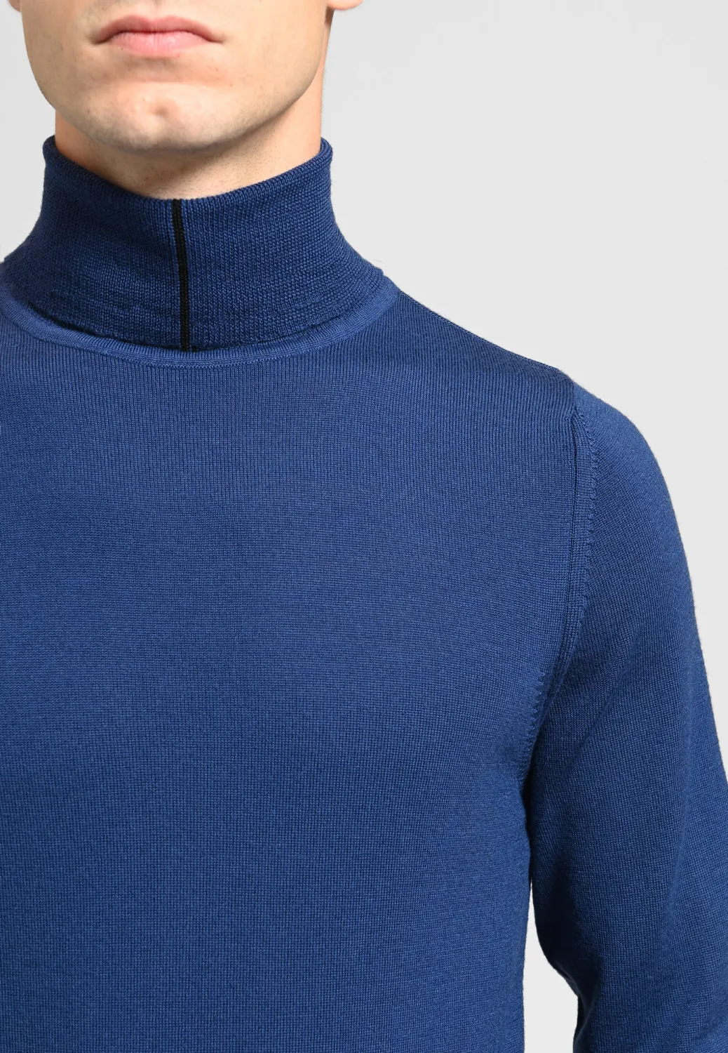 Pierre Talamon pull col roulé bleu manches longues