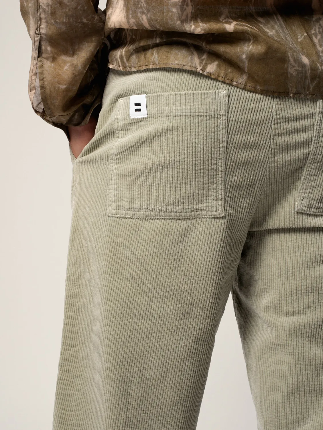Cotelé Paris Lazy pantalon homme sauge velours bio