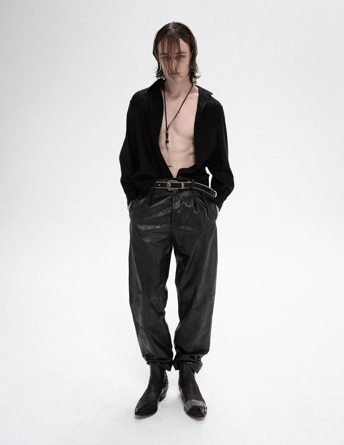 Paolo Leduc ceinture cuir noir cloutée dorée
