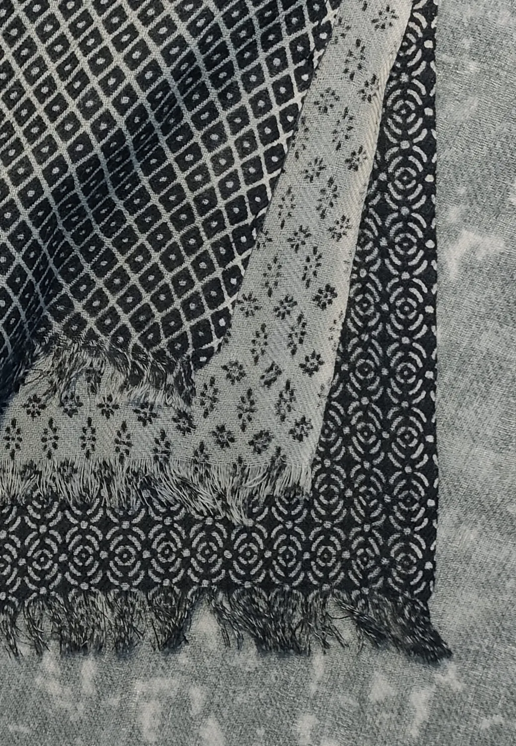 Pierre Talamon étole à motifs gris et noir