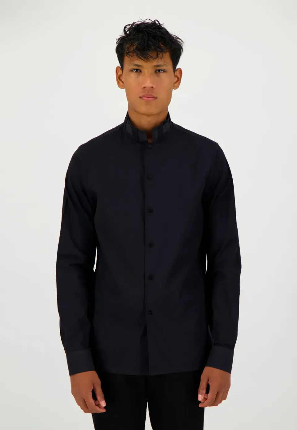 Pierre Talamon Necklace chemise noire coupe droite