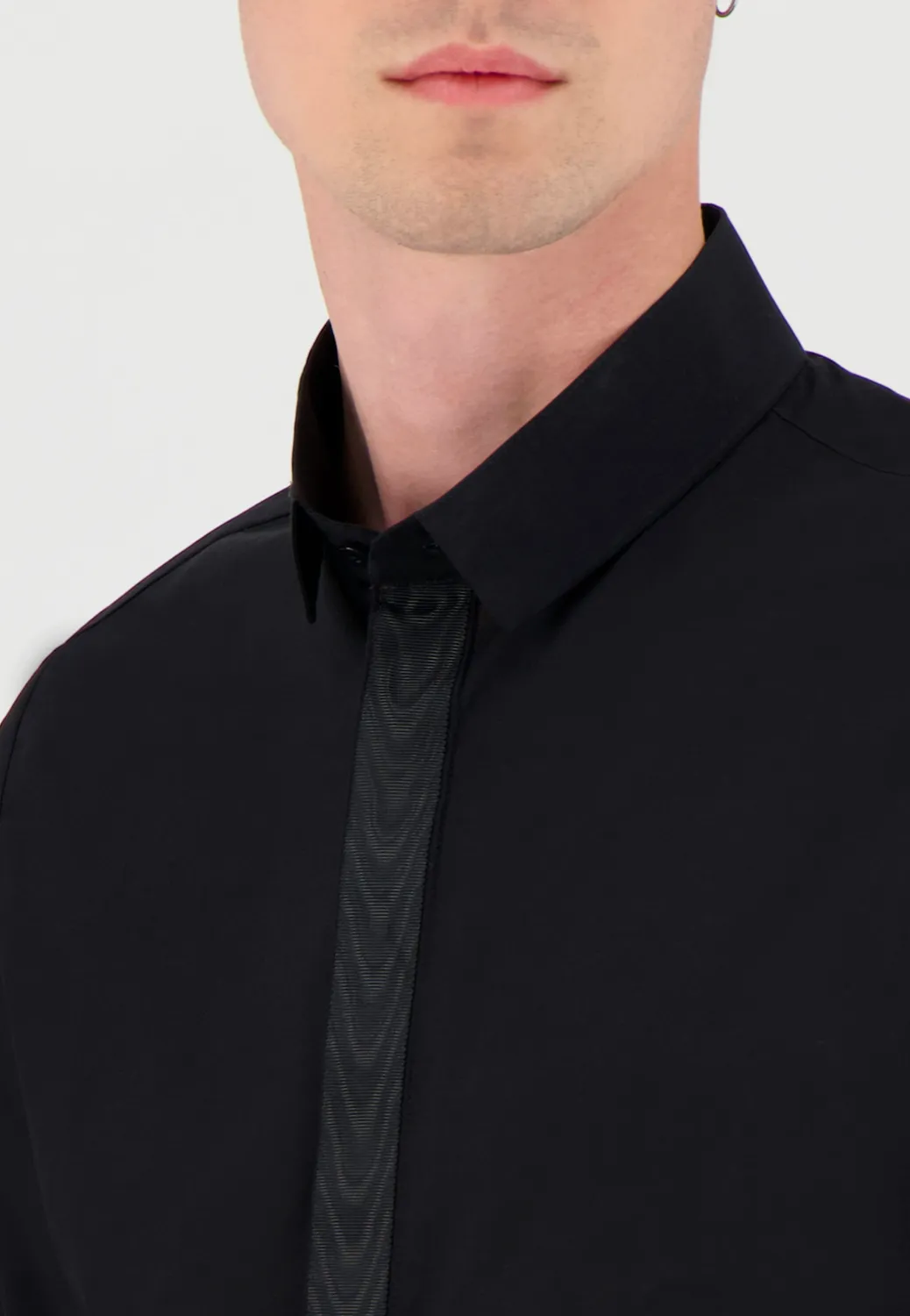 Pierre Talamon gorge galon chemise noire habillée