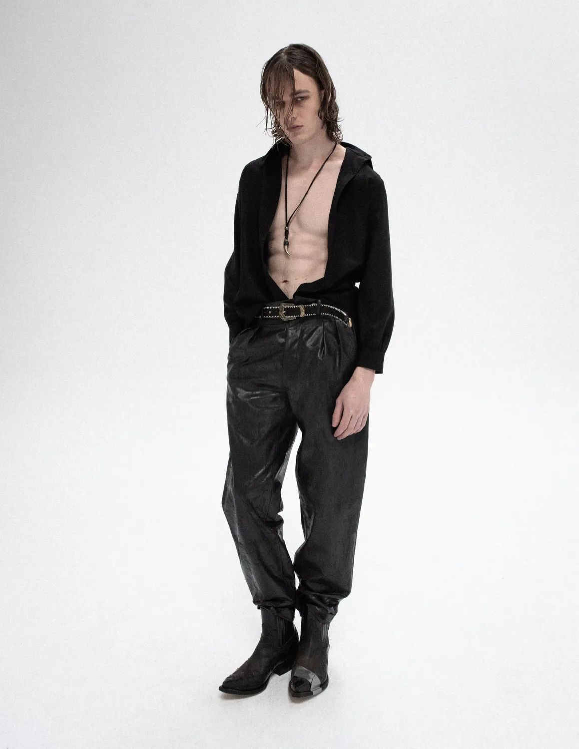 Paolo Leduc ceinture cuir noir cloutée dorée